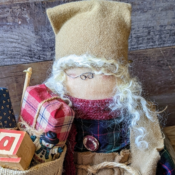 Vintage Collectible Santa With Bag of Goods & Lots of Detail - Picture 4 of 14